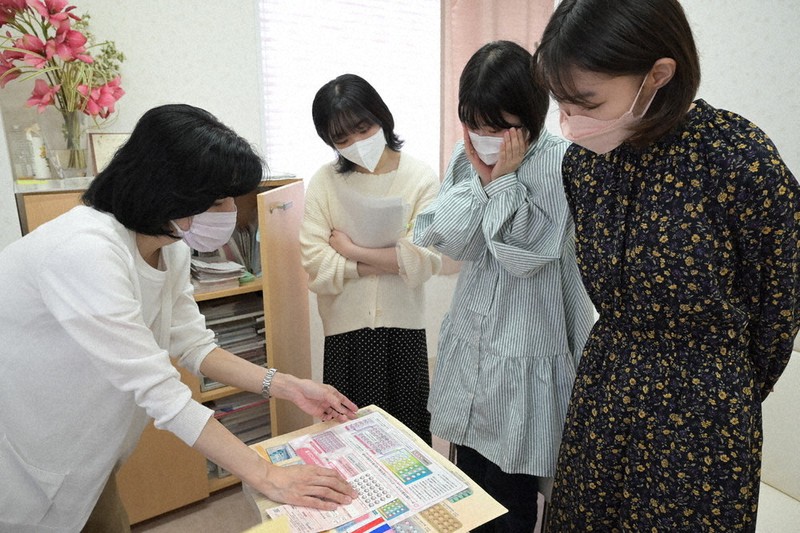 低容量ピルなどの説明を聞く「清泉トゥイーディア」のメンバー=東京都台東区の上野皮フ科・婦人科クリニックで2022年5月14日、菅野蘭撮影