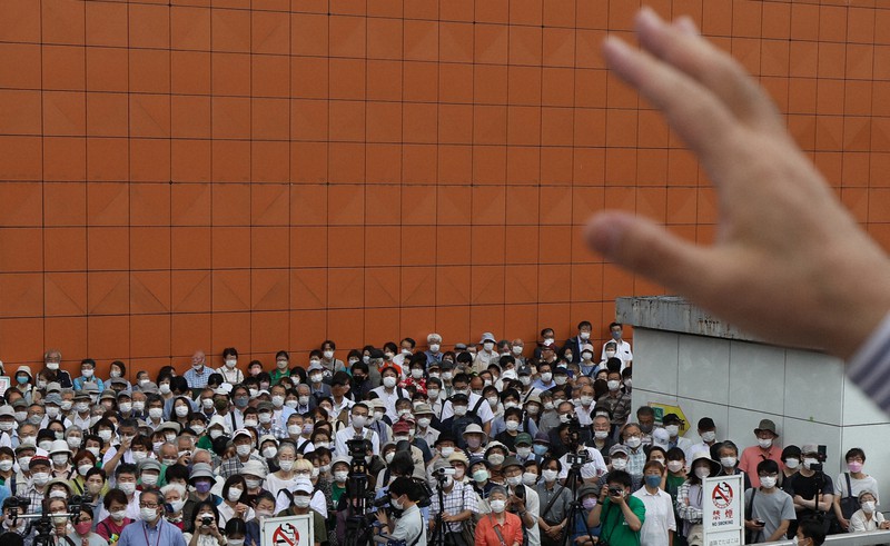 参院選が公示され、候補者らの演説を聞く有権者ら=東京都新宿区で2022年6月22日午前10時32分、小出洋平撮影