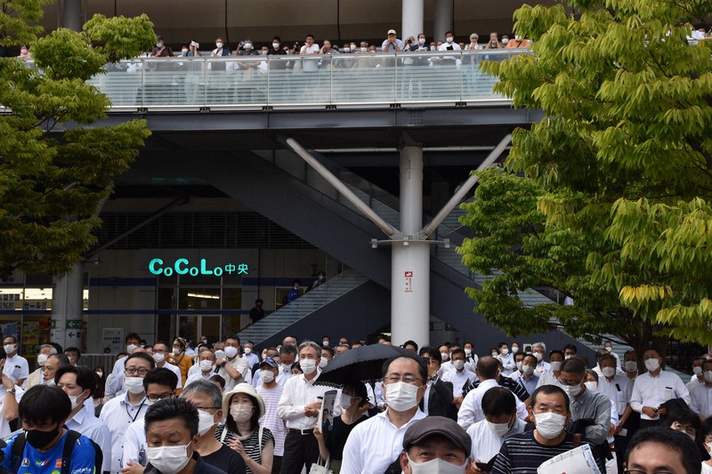 街頭演説に耳を傾ける有権者ら=新潟市中央区で2022年7月4日午後2時50分、内田帆ノ佳撮影