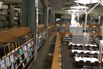 無料開放中の大学図書館（日野キャンパス）