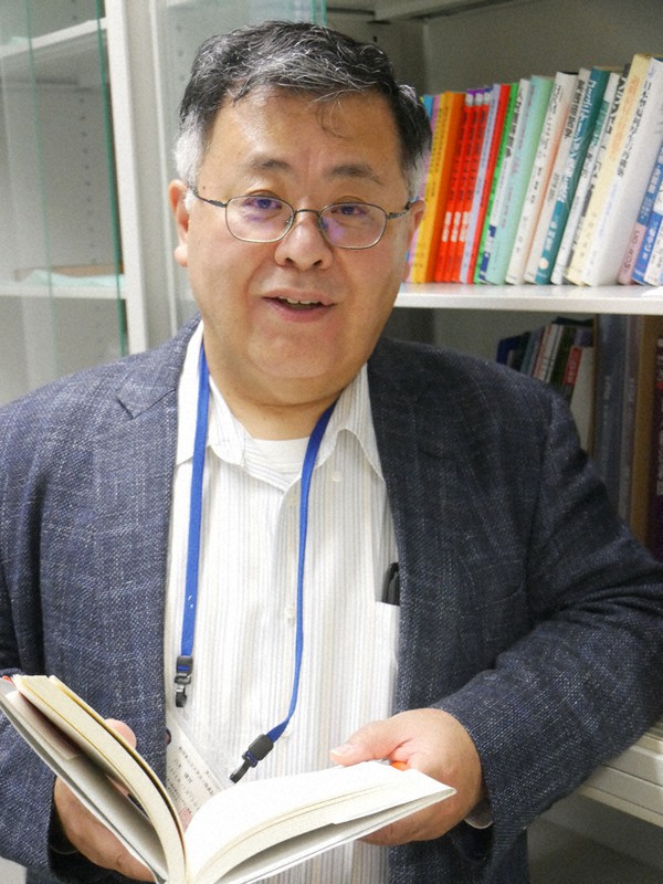 八木健祥・静岡県立大学大学院ツーリズム研究センター長=静岡市駿河区の静岡県立大で2022年6月9日、長沢英次撮影