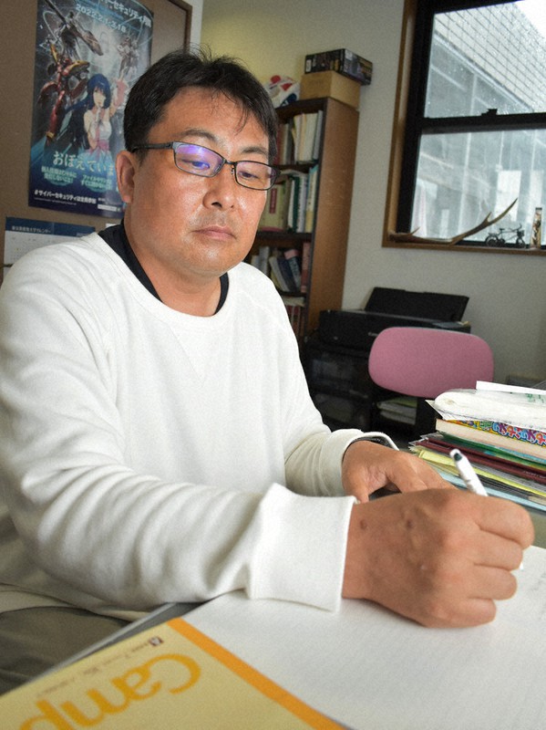 保護した人たちの日記に返事を書く藤藪さん=和歌山県白浜町で、竹内之浩撮影