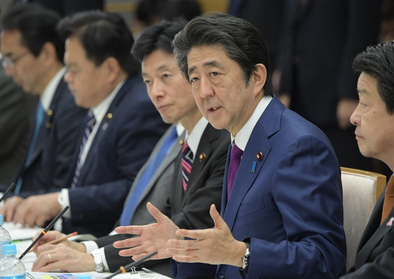 「就職氷河期世代」の就労支援の推進などを協議する会議で発言する安倍晋三首相(当時、右から2人目)=首相官邸で2019年11月26日、川田雅浩撮影