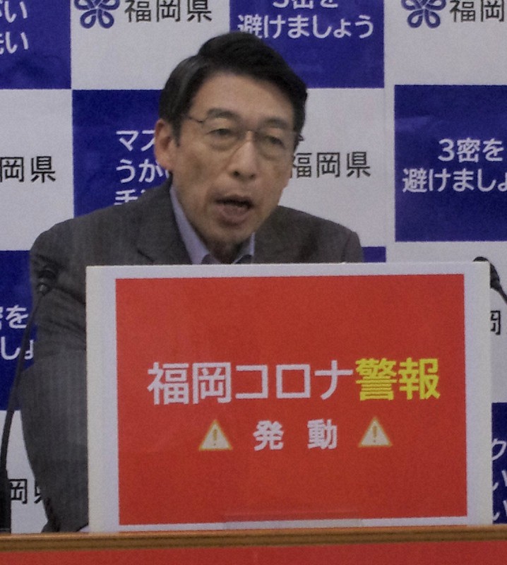 記者会見で「福岡コロナ警報」の発令を発表する福岡県の服部誠太郎知事=福岡市博多区の県庁で2022年7月6日午後5時6分、光田宗義撮影