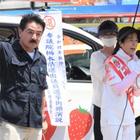 佐藤正久外交部会長（左）も応援に入った＝JR宇都宮駅西口で2022年7月2日、玉井滉大撮影