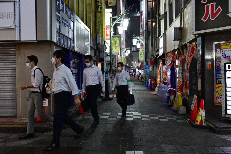時短営業や酒類提供停止の要請に応じるよう呼びかけるため、午後8時以降も営業する飲食店を回る東京都の職員ら=新宿区で2021年8月6日、北山夏帆撮影