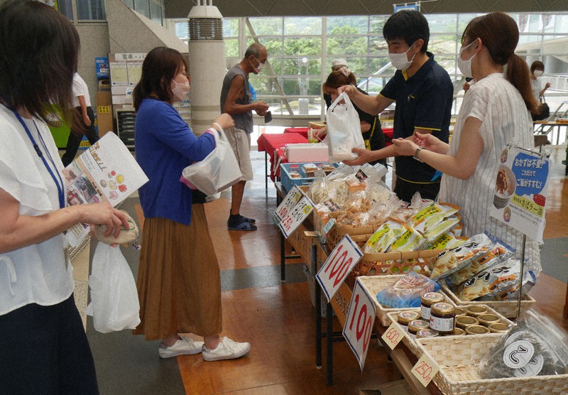 土石流災害からの復興支援のために開かれた「伊東買い援隊」の特別販売会=静岡県伊東市役所で2022年7月6日、長沢英次撮影