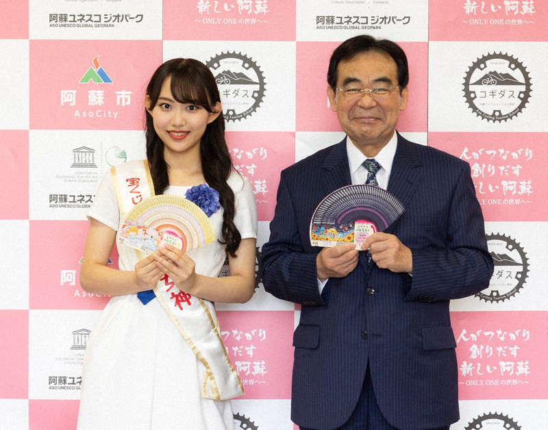 サマージャンボ宝くじなどのPRで、阿蘇市の佐藤市長を表敬訪問した「幸運の女神」の嶋崎さん(左)=熊本県市町村振興協会提供