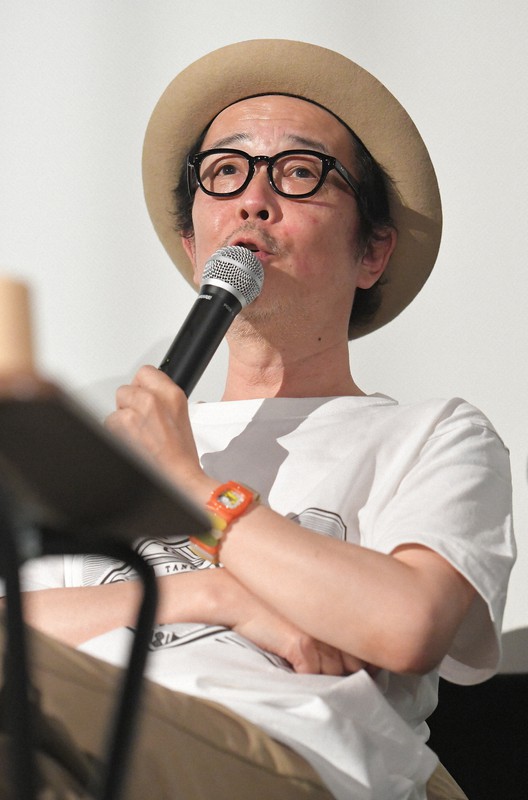 トークイベントで旦過市場への思いを語るリリー・フランキーさん=北九州市小倉北区の小倉昭和館で2022年6月28日午後7時20分、上入来尚撮影