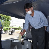 県立江戸崎総合高校の移動期日前投票所で投票をする男子生徒＝茨城県稲敷市江戸崎甲で2022年7月7日、庭木茂視撮影