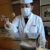 食用油の高騰に苦しむ「てんぷら味処　司」店主の片山哲司さん＝群馬県藤岡市で2022年7月2日、庄司哲也撮影
