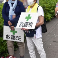 候補者の演説を見守る救護班＝川崎市内で2022年7月3日、池田直撮影（画像の一部を加工しています）