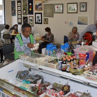 買い物をしたりお茶を飲んだり。思い思いの時間が流れる「支え愛の店ながえ」＝鳥取県米子市永江で、中尾卓英撮影