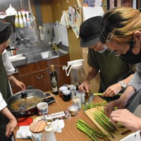 活動拠点の「くさかべんち」の台所でこども宅食の弁当を調理するスタッフら＝香川県小豆島町草壁で、西本紗保美撮影