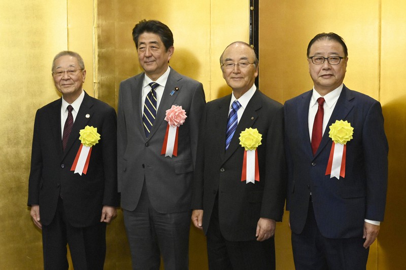 アベノミクスで親交の財界人、安倍氏訃報に沈痛 会場の雰囲気一変