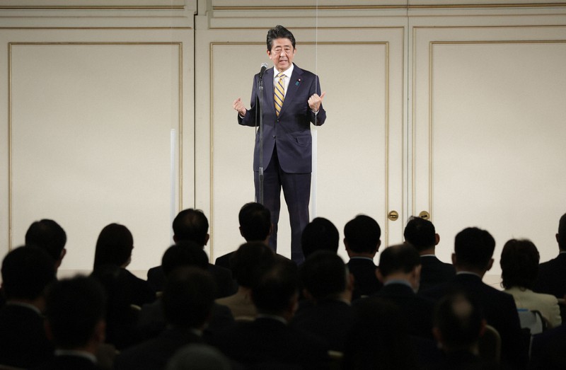 安倍派発足後、初の政治資金パーティーであいさつする安倍晋三元首相=東京都港区で2021年12月6日午後6時11分、小川昌宏撮影