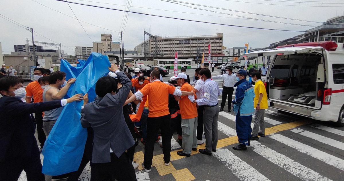 安倍晋三元首相、銃撃受け死亡 奈良で遊説中 [写真特集3/13