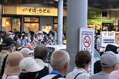 候補者の街頭演説を聴く聴衆＝埼玉県朝霞市で2022年7月6日、岡礼子撮影