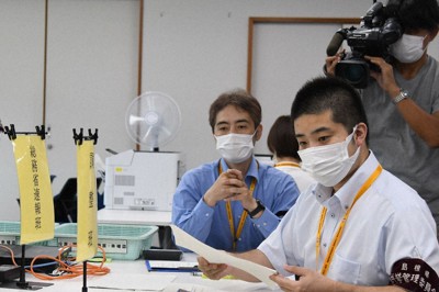 参院選投開票速報のリハーサルに臨む職員ら＝松江市殿町の島根県庁で2022年7月8日午前11時8分、目野創撮影