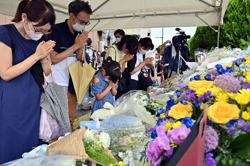 凶行から一夜明け 献花台を設置 写真特集1 30 毎日新聞