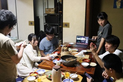 食事をしながら「選挙」を語り合う若者ら＝大津市瀬田2の就活スペース「tugumi」で2022年7月6日午後8時7分、飯塚りりん撮影