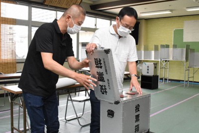 投票箱の設置など設営準備を進める市職員ら＝大津市打出浜の市立大津幼稚園で2022年7月9日午前9時54分、菅健吾撮影