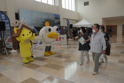 境夢みなとターミナルでの歓迎行事では、キャラクターが乗船客を出迎えた＝鳥取県境港市で2022年6月6日午前8時半、山田泰正撮影