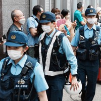 街頭演説を前に周辺を警備する北海道警の警察官＝札幌市中央区で2022年7月9日、貝塚太一撮影