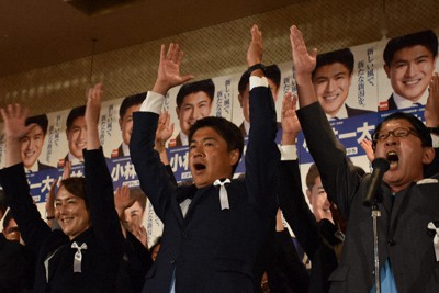 当選確実の報を受け、バンザイする小林氏（中央）ら＝新潟市中央区で2022年7月10日午後9時32分、内田帆ノ佳撮影