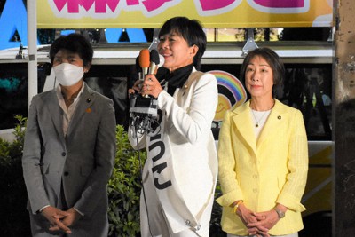 最後の訴えをする立憲民主党の森氏（中央）。西村党幹事長（左）らが応援に駆けつけた＝新潟市中央区で2022年7月9日、池田真由香撮影