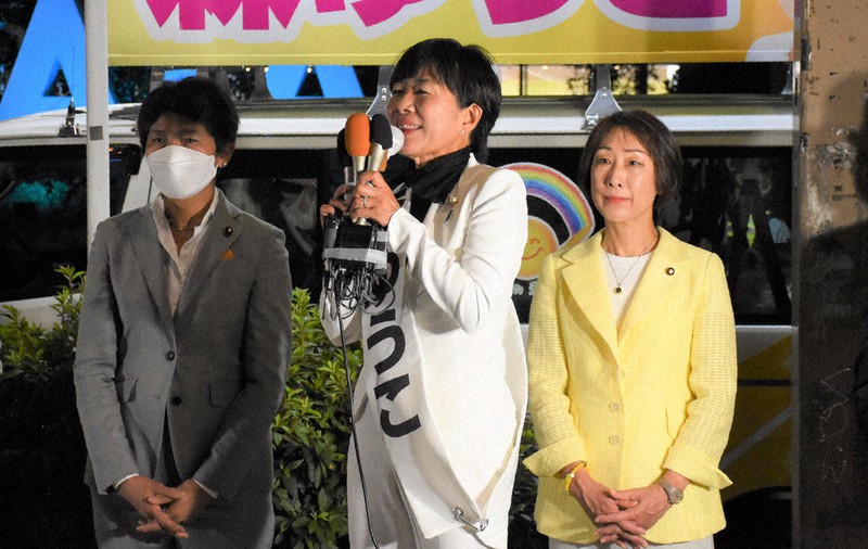 最後の訴えをする立憲民主党の森氏（中央）。西村党幹事長（左）らが応援に駆けつけた＝新潟市中央区で2022年7月9日、池田真由香撮影