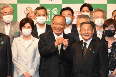 6選を果たし、選対幹部とグータッチをして喜ぶ山崎正昭氏（中央）＝福井市順化1の福井パレスホテルで2022年7月10日午後11時2分、大原翔撮影