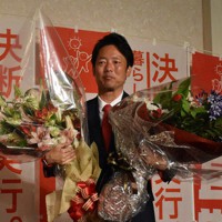 激戦を制した永井学氏＝山梨県昭和町で2022年7月10日午後10時15分、渡辺薫撮影