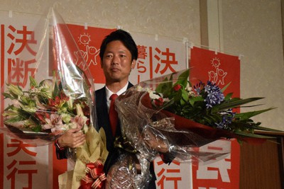 激戦を制した永井学氏＝山梨県昭和町で2022年7月10日午後10時15分、渡辺薫撮影