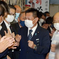 「当選確実」の一報を受け、支持者の拍手に迎えられる渡辺猛之氏（中央）＝岐阜市藪田南の事務所で2022年7月10日午後8時1分、大竹禎之撮影