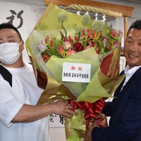 当選確実の報を受け、祝福の花束を受け取る自民党新人、若林洋平氏（右）＝静岡市葵区の事務所で2022年7月10日午後8時26分、山田英之撮影