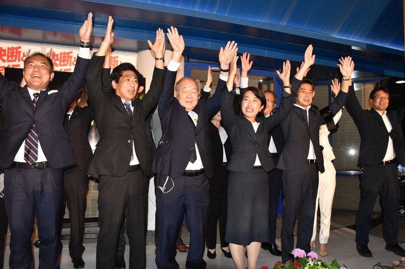 当選確実の一報を受け万歳する山本佐知子氏（左から4人目）＝四日市市で2022年7月10日午後8時38分、朝比奈由佳撮影