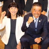 3選を確実にし、支持者らとともにガッツポーズをする三日月大造氏（右）と妻小巻さん＝大津市におの浜4のびわ湖大津プリンスホテルで2022年7月10日午後8時23分、庭田学撮影