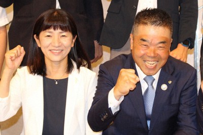 3選を確実にし、支持者らとともにガッツポーズをする三日月大造氏（右）と妻小巻さん＝大津市におの浜4のびわ湖大津プリンスホテルで2022年7月10日午後8時23分、庭田学撮影
