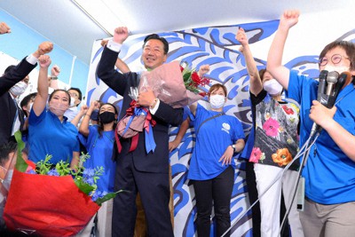 当選確実となり、拳を上げて喜ぶ福山哲郎氏（中央）＝京都市上京区で2022年7月10日午後11時42分、滝川大貴撮影