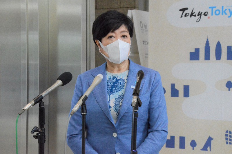 報道陣の取材に応じ、参院選の結果を振り返る小池百合子東京都知事=東京都新宿区の都庁で2022年7月11日午後0時35分、竹内麻子撮影