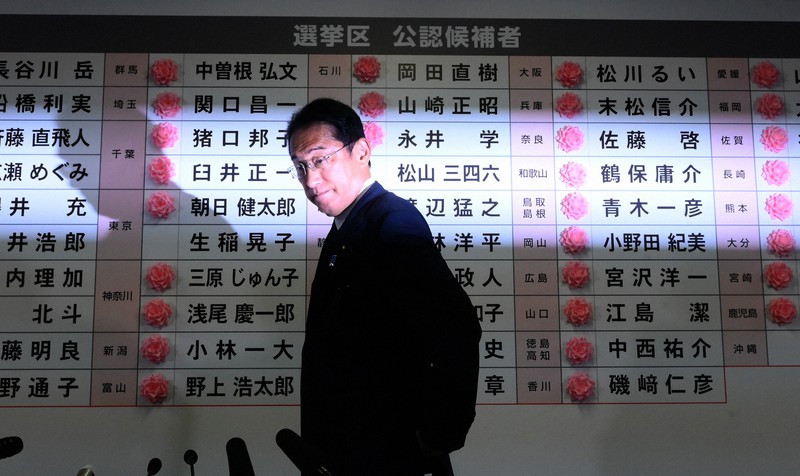 自民党開票センターで花がつけられた当選確実の候補者のボード前に立つ岸田文雄首相=東京都千代田区の同党本部で2022年7月10日午後10時56分、竹内幹撮影