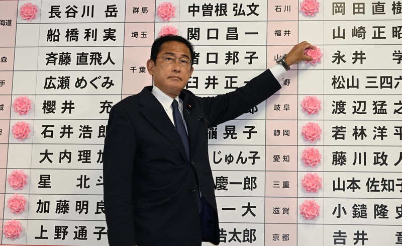 自民党開票センターで当選確実の候補者に花をつける岸田文雄首相=東京都千代田区の同党本部で2022年7月10日午後9時57分、竹内幹撮影