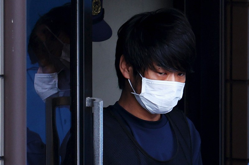 奈良県警奈良西署から送検される山上徹也容疑者=奈良市で2022年7月10日午前8時59分、滝川大貴撮影