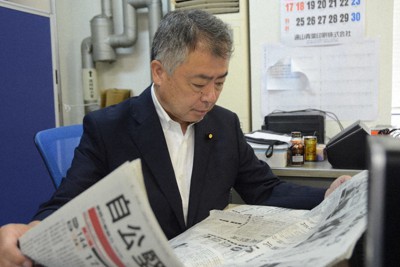 参院選で5選したことを報じる新聞を読む桜井充氏＝仙台市宮城野区の事務所で2022年7月11日、土江洋範撮影