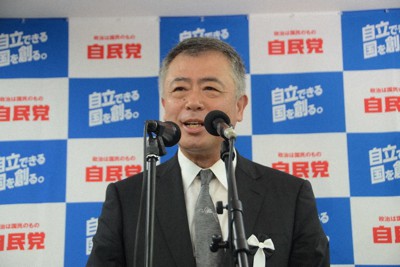 当選確実の報を受け、支援者の前であいさつする桜井充氏＝仙台市宮城野区の選挙事務所で2022年7月10日午後8時35分、土江洋範撮影