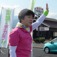街頭で手を振る舟山康江氏＝山形市で2022年7月11日、神崎修一撮影