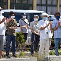 候補者の演説に拍手する聴衆＝青森市で2022年7月9日、江沢雄志撮影（画像の一部を加工しています）