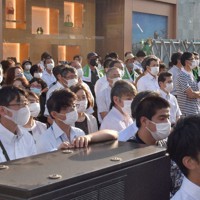 候補者の最後の街頭演説を聞く有権者＝水戸市泉町で2022年7月9日、森永亨撮影