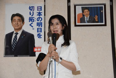 安倍元首相の写真の前で感謝を述べる上野氏＝宇都宮市陽西町で2022年7月10日午後8時24分、玉井滉大撮影
